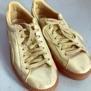 Metallic ✨ Gold Puma platform creeper sneakers 9.5